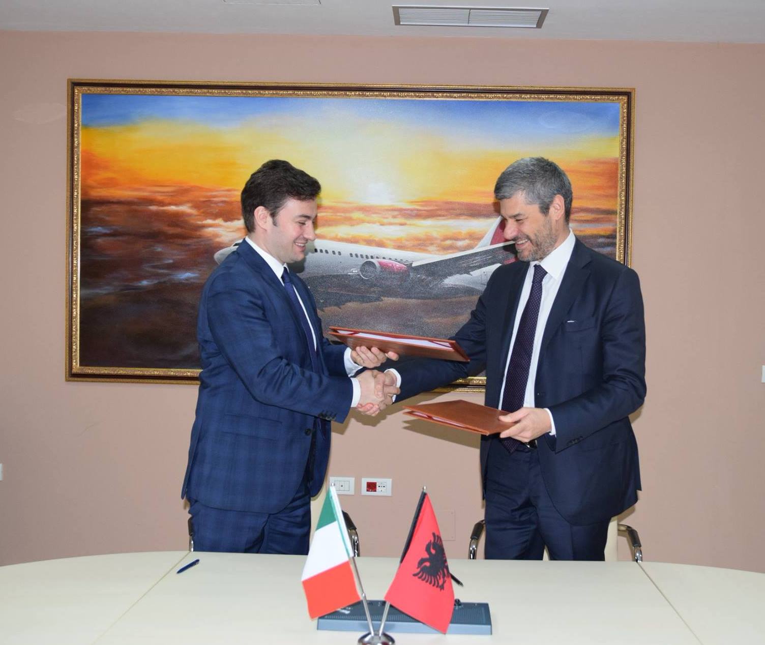 Aviacioni/ Keri takon homologun italian Quaranta: Firmoset memorandumi Shqipëri-Itali Aviacioni/ Keri takon homologun italian Quaranta: Firmoset memorandumi Shqipëri-Itali