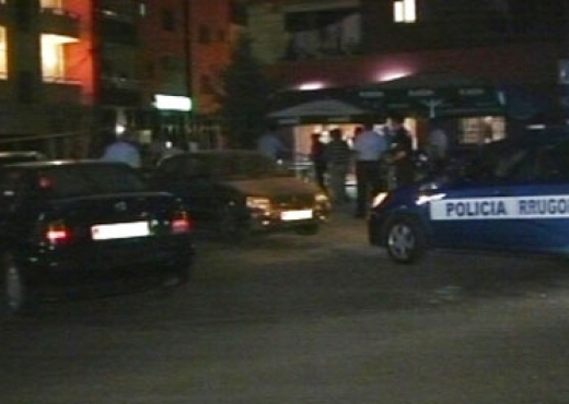 Orgjinal, video e vrasjes së grabitësit në Fier dhe zjarri me policinë Orgjinal, video e vrasjes së grabitësit në Fier dhe zjarri me policinë