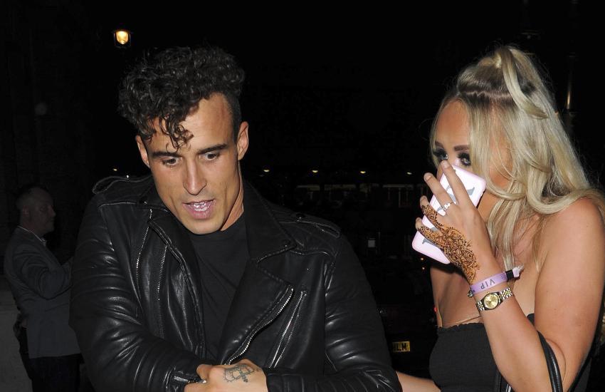 “Kafshime, ngulje thonjsh”, flet striptisti i abuzuar nga gratë e 8 Marsit (Foto) “Kafshime, ngulje thonjsh”, flet striptisti i abuzuar nga gratë e 8 Marsit (Foto)