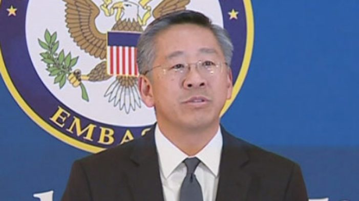 Ambasadori Lu “shuplakë” Monës dhe Bashës: Sekuestrimi i kokainës tregues pozitiv i vigjilencës së policisë, keni mbështetjen tonë Ambasadori Lu “shuplakë” Monës dhe Bashës: Sekuestrimi i kokainës tregues pozitiv i vigjilencës së policisë, keni mbështetjen tonë