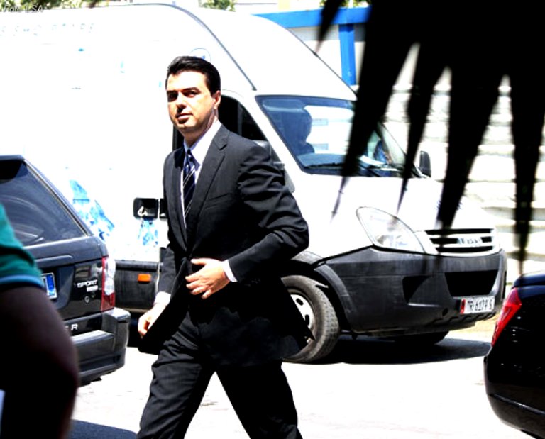 Basha duhet të japi dorëheqjen pas skandalit me lobin rus