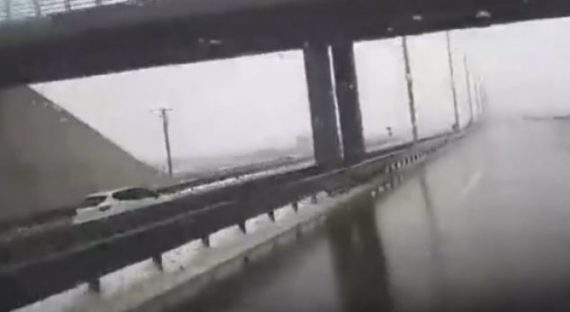 VIDEO/ Udhëtimi i frikshëm, makina lëviz kundravajtje në autostradë