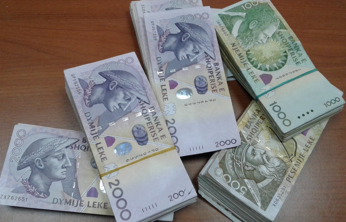 Kapet 34-vjeçari në Berat, vodhi 30 milionë lekë Kapet 34-vjeçari në Berat, vodhi 30 milionë lekë