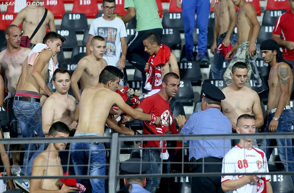 Penallti nga “mesi i fushës” dhe presidentë që kërcënojnë me plumb kokës! Ky është futbolli i Armando Dukës Penallti nga “mesi i fushës” dhe presidentë që kërcënojnë me plumb kokës! Ky është futbolli i Armando Dukës