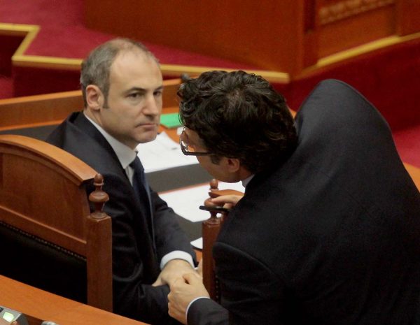 Kush është deputeti i PD që ka tokë në Kune dhe flet si karabush sipas akuzatori të Frrokajt?! Kush është deputeti i PD që ka tokë në Kune dhe flet si karabush sipas akuzatori të Frrokajt?!