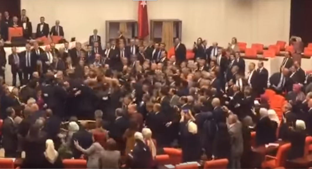 VIDEO/ Rikthehen grushtat dhe shkelmat në parlamentin turk