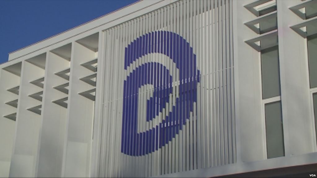 Zëri i Amerikës ngre alarmin: Paqartësi për burimin e fondeve për lobim të PD