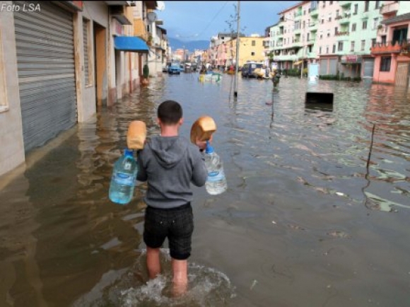 Berisha i bën “gropën” vetes, denoncon përmbytjet me foton e 2011-ës Berisha i bën “gropën” vetes, denoncon përmbytjet me foton e 2011-ës