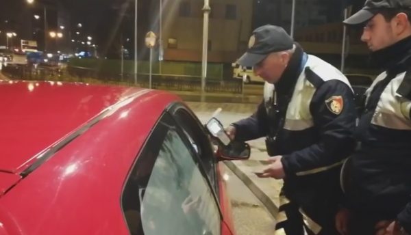 ”E zhytur në shishe të alkoolit”, arrestohet shoferja në Tiranë (Video) ”E zhytur në shishe të alkoolit”, arrestohet shoferja në Tiranë (Video)