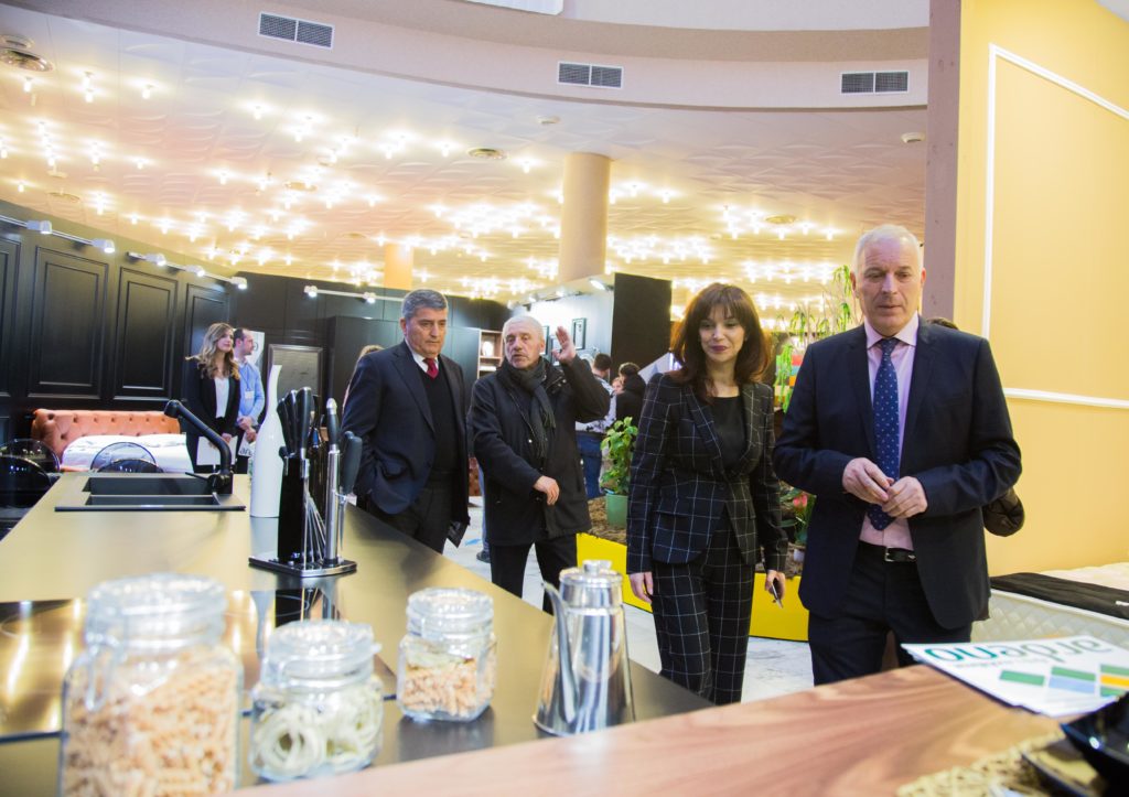 Hapet Panairi Mobilerisë “SHQIPËRIA 2018″/ 50 mijë të punësuar në 1900 biznese prodhuese dhe 15 milionë euro eksporte në vit! Hapet Panairi Mobilerisë “SHQIPËRIA 2018″/ 50 mijë të punësuar në 1900 biznese prodhuese dhe 15 milionë euro eksporte në vit!