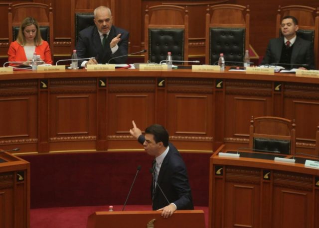 Largimi nga ndihma ekonomike/ Rama: Ju ia ndanit paratë vetes! Bash: Punësove ata që dolën foto me mua! Largimi nga ndihma ekonomike/ Rama: Ju ia ndanit paratë vetes! Bash: Punësove ata që dolën foto me mua!