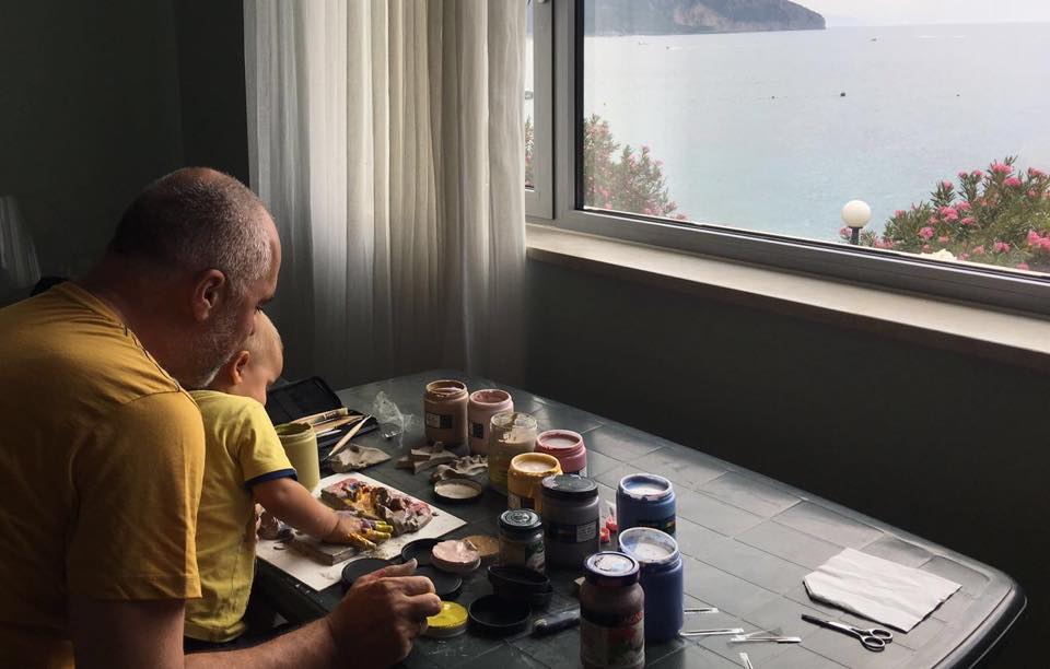 Gjithmonë me shpinë, shëtitjet me mami Lindën nxjerrin zbuluar fytyrën e Zahos (Foto)