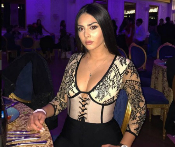 Vetëm 18 vjeç, por bën jetë luksi. Kjo është vajza seksi e kryebashkiakut shqiptar Vetëm 18 vjeç, por bën jetë luksi. Kjo është vajza seksi e kryebashkiakut shqiptar