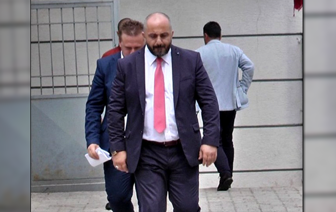 Thirrja e juristit Romeo Karaj: Bëhuni bashkë për t’i shporrur, përndryshe aleanca e llumit do të triumfojë Thirrja e juristit Romeo Karaj: Bëhuni bashkë për t’i shporrur, përndryshe aleanca e llumit do të triumfojë