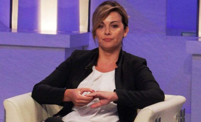 SKANDALI/ Si i mori “nën kontroll” Rovena Gashi fijet e drejtësisë së koridorit 8 në Shqipëri. Interesat e mafias-s… SKANDALI/ Si i mori “nën kontroll” Rovena Gashi fijet e drejtësisë së koridorit 8 në Shqipëri. Interesat e mafias-s…