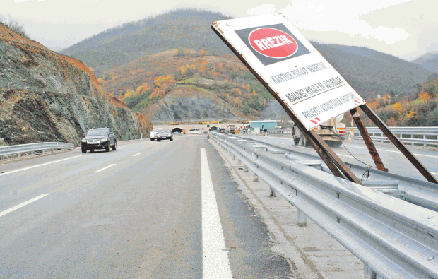 Maskarenjtë… qajnë për taksën e Rrugës së Kombit!