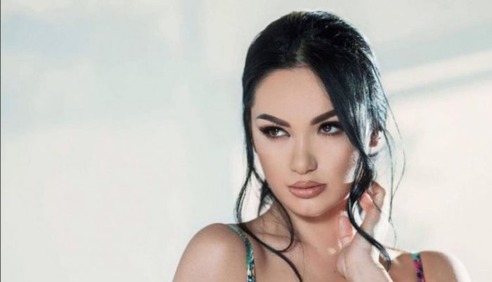 Habit Samanta Karavella: Jam e virgjër…në vesh (Video) Habit Samanta Karavella: Jam e virgjër…në vesh (Video)