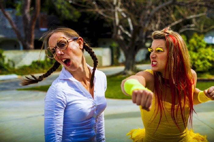 VIDEO/ Sherr në një lokal në Tiranë, dy vajza zihen për burrin e martuar