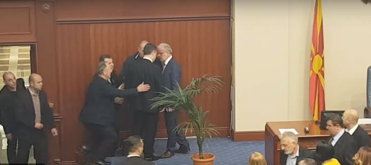 Ja momentin kur ish kryeministri pro Rus dhe Sërb Gruevski sulmoi Talat Xhaferin! (Video) Ja momentin kur ish kryeministri pro Rus dhe Sërb Gruevski sulmoi Talat Xhaferin! (Video)