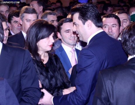 Pasi e përzuri turprisht nga PD, Basha tall Jozin: Ajo nuk ngre dot as… Pasi e përzuri turprisht nga PD, Basha tall Jozin: Ajo nuk ngre dot as…