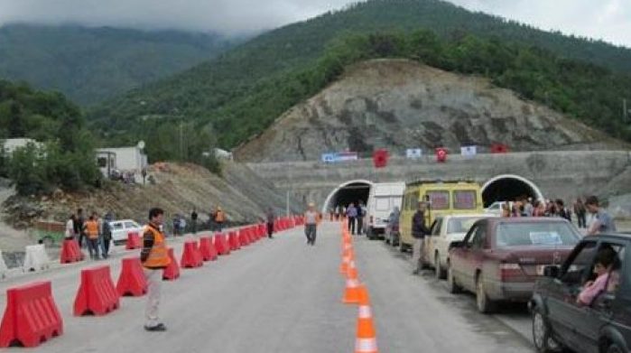 Berisha e Basha i zhdukën shtetit mbi 500 milionë euro me Rrugën e kombit, vjedhja e llogaritur vetëm nga KLSH, kreditë me interesa biznesi dhe Eurobondi Berisha e Basha i zhdukën shtetit mbi 500 milionë euro me Rrugën e kombit, vjedhja e llogaritur vetëm nga KLSH, kreditë me interesa biznesi dhe Eurobondi