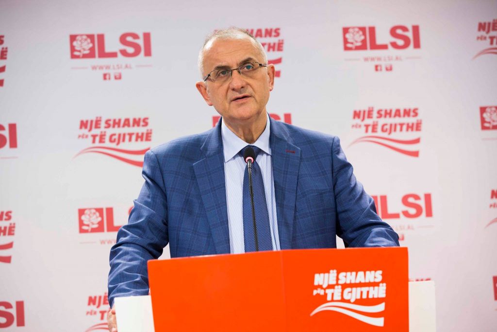 “Rruga e Kombit”, Vasili sulmon qeverinë. Ku ishte Petriti dhe LSI kur ministrat e saj vendosën tarifën?! “Rruga e Kombit”, Vasili sulmon qeverinë. Ku ishte Petriti dhe LSI kur ministrat e saj vendosën tarifën?!