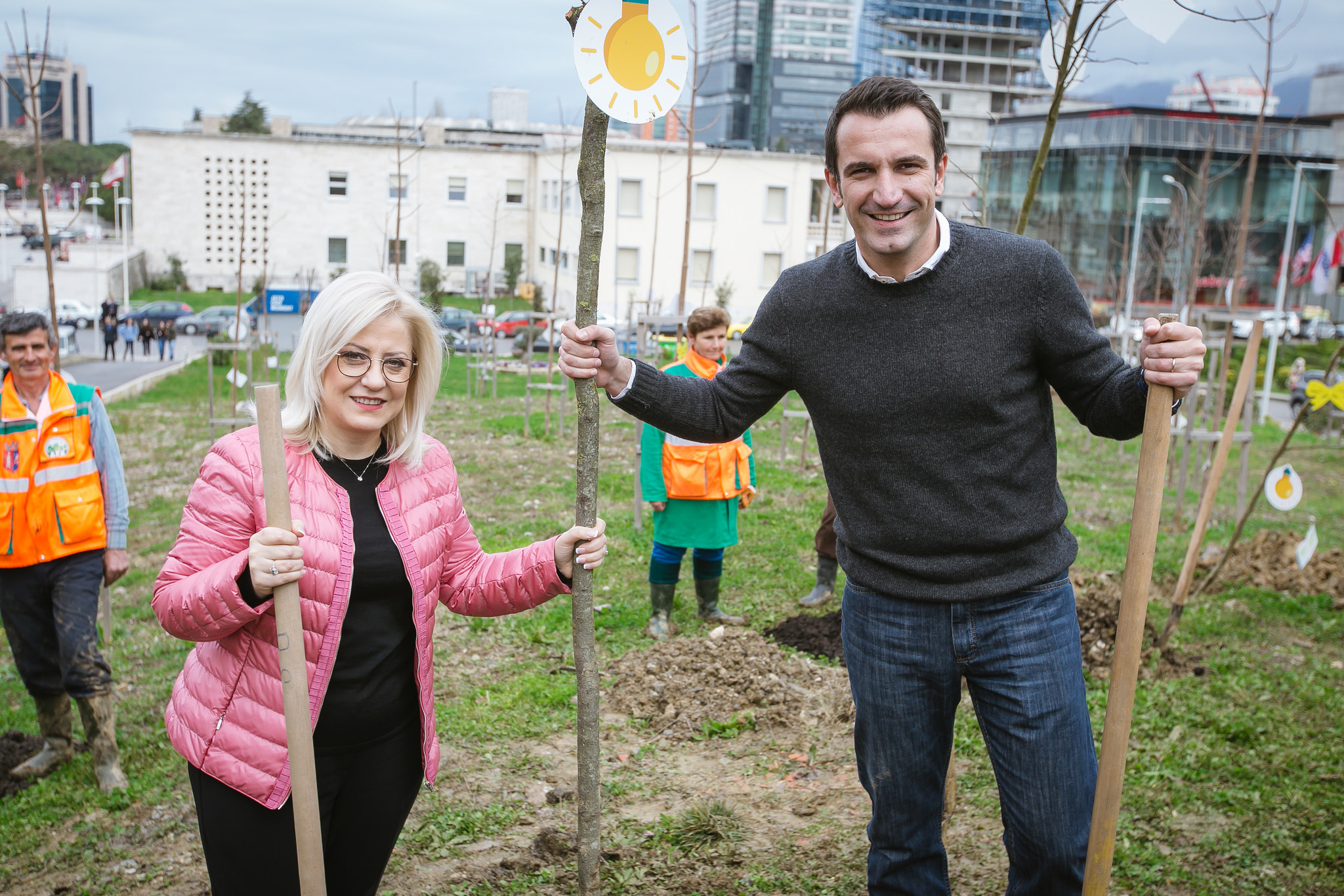 Veliaj dhe Nikolla urojnë mësuesit për festën e 7 Marsit Veliaj dhe Nikolla urojnë mësuesit për festën e 7 Marsit