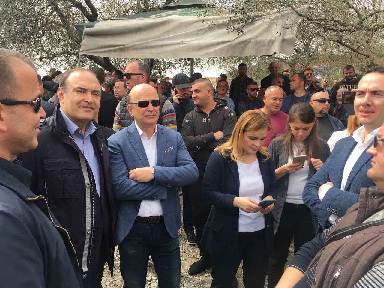 “Mirë me vjehrrën, mirë me burrin”! Haxhinasto ditën me Kryemadhin, natën… “Mirë me vjehrrën, mirë me burrin”! Haxhinasto ditën me Kryemadhin, natën…