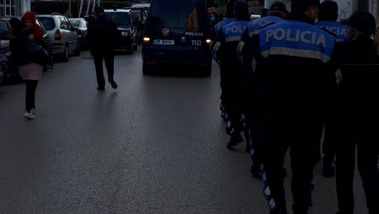 Sot vendimi/ Mbërrijnë 23 të arrestuarit e “Rrugës së Kombit”, blindohet Gjykata e Tiranës