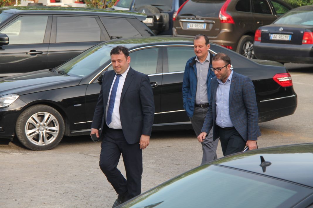 Flota e makinave të luksit në oborrin e PD-së sot, por të varfërit me miell e vezë u shkojnë pas (Foto) Flota e makinave të luksit në oborrin e PD-së sot, por të varfërit me miell e vezë u shkojnë pas (Foto)