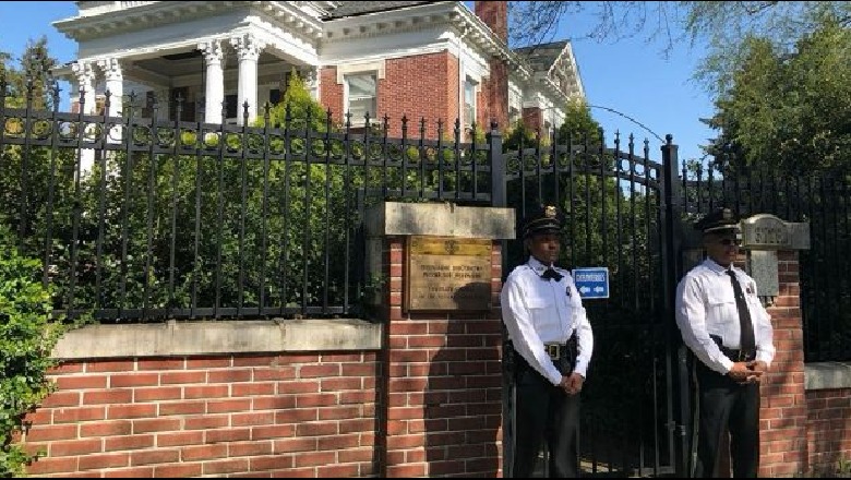 Autoritetet amerikane hyjnë në konsullatën ruse në Uashington Autoritetet amerikane hyjnë në konsullatën ruse në Uashington