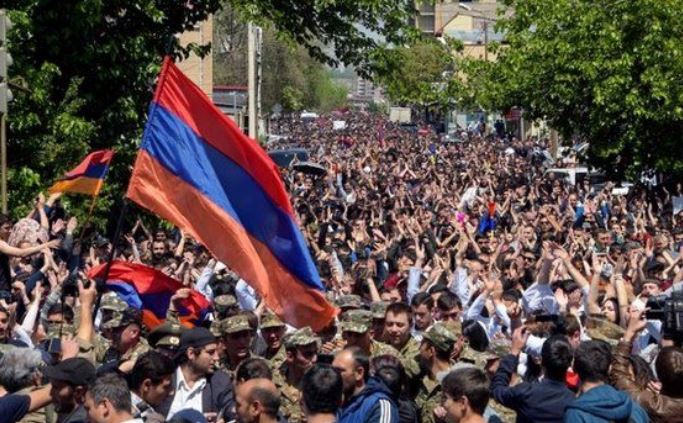 Protesta masive, kryeministri jep dorëheqjen Protesta masive, kryeministri jep dorëheqjen