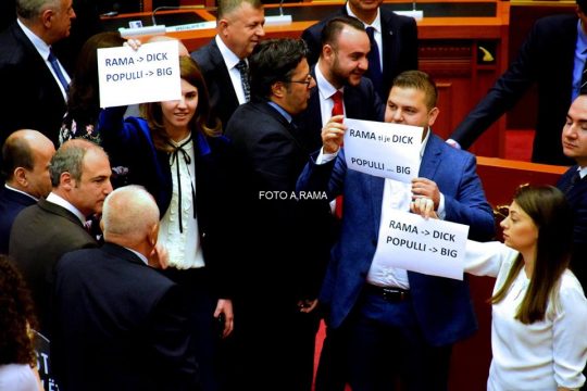FOTO-LAJM/ Injorancë e turpshme: Deputetet e LSI-së mbajnë në dorë duke qeshur fjalën “Dick”(k*ri) FOTO-LAJM/ Injorancë e turpshme: Deputetet e LSI-së mbajnë në dorë duke qeshur fjalën “Dick”(k*ri)