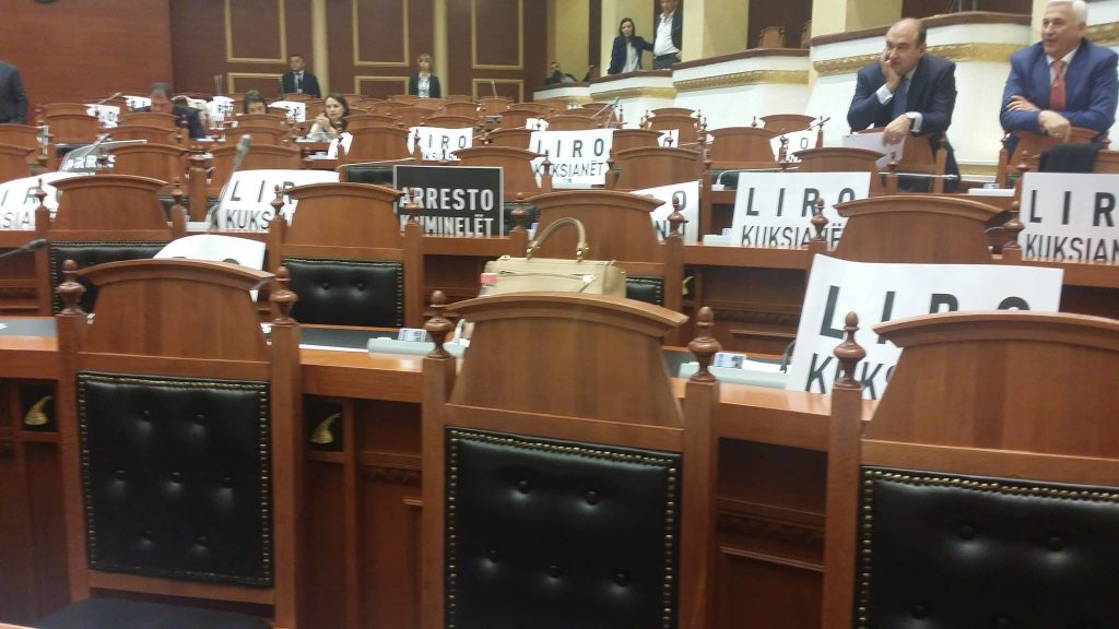 Dy krushqit shkojnë me vonesë në “dasëm” dhe tallen keq me Monikën për të shpëtuar b***en e tyre Dy krushqit shkojnë me vonesë në “dasëm” dhe tallen keq me Monikën për të shpëtuar b***en e tyre