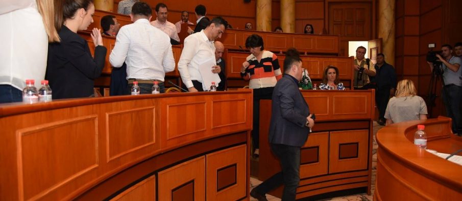 Skandali/ PD kundër vendosjes së bustit të Pjetër Arbnorit në Tiranë Skandali/ PD kundër vendosjes së bustit të Pjetër Arbnorit në Tiranë