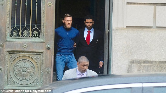 Boksieri i famshëm McGregor del me pranga para gjykatës Boksieri i famshëm McGregor del me pranga para gjykatës