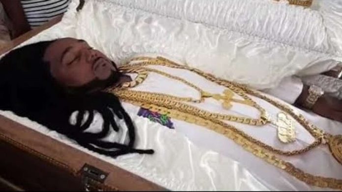 Pasaniku që u varros me ar e shampanjë (Foto) Pasaniku që u varros me ar e shampanjë (Foto)