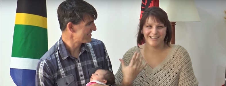 I jepet shtetësia fëmijës së parë afrikan, prindërit: Vajza jonë, një shqiptare krenare I jepet shtetësia fëmijës së parë afrikan, prindërit: Vajza jonë, një shqiptare krenare