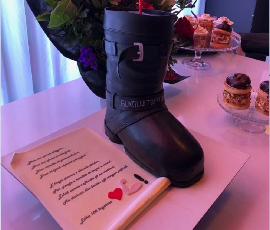 Me çizme e poezi, LRI festë surprizë, Kryemadhi ‘harbon’ me vallen e Kukësit për ditëlindje (Video) Me çizme e poezi, LRI festë surprizë, Kryemadhi ‘harbon’ me vallen e Kukësit për ditëlindje (Video)