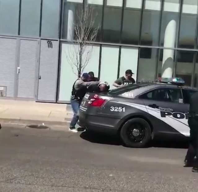 ‘Më vrisni’!Momenti i arrestimit të shoferit të furgonit që shkaktoi masakrën në Kanada (Video) ‘Më vrisni’!Momenti i arrestimit të shoferit të furgonit që shkaktoi masakrën në Kanada (Video)