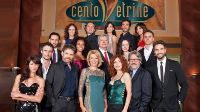 Nuk e paskemi ditur! Aktorja shqiptare paska qenë pjesë e serialit më të ndjekur italian ‘100 vitrinat’ Nuk e paskemi ditur! Aktorja shqiptare paska qenë pjesë e serialit më të ndjekur italian ‘100 vitrinat’