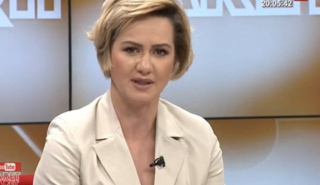 Moderatorja shqiptare e nis emisionin e përlotur, ka një mesazh për kolegun e saj që u nda aksidentalisht nga jeta disa ditë më parë Moderatorja shqiptare e nis emisionin e përlotur, ka një mesazh për kolegun e saj që u nda aksidentalisht nga jeta disa ditë më parë