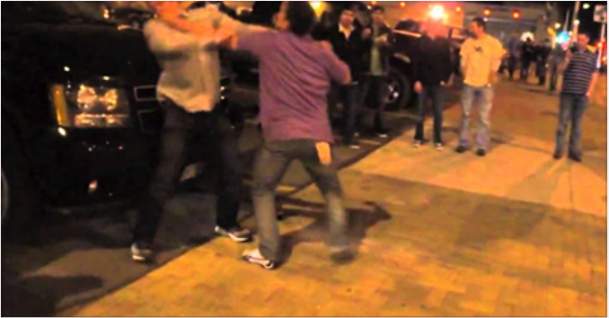 Ja si i dehuri bën kërdinë duke u ngulur thikën 4 personave! (Video) Ja si i dehuri bën kërdinë duke u ngulur thikën 4 personave! (Video)