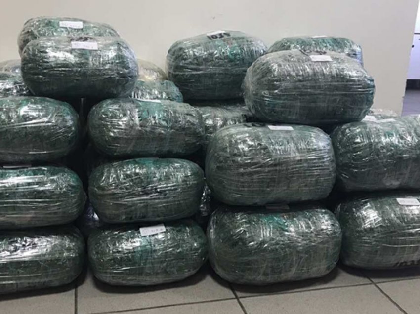 Kush është polici i Kom nr.2 dhe ish-doganeri i Kakavijës që u kap sot me drogë? (Foto) Kush është polici i Kom nr.2 dhe ish-doganeri i Kakavijës që u kap sot me drogë? (Foto)