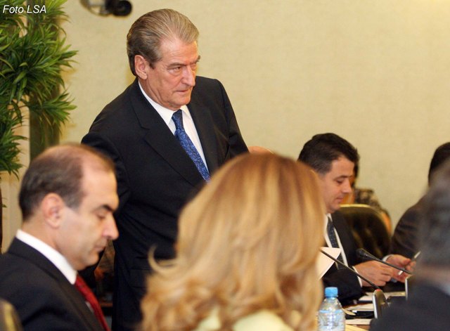 FAKSIMILE/ Dokumenti zyrtar i IFC-së nxjerr zbuluar Berishën, zgjodhi skenarin me 8-9 euro për tarifën e “Rrugës së Kombit” FAKSIMILE/ Dokumenti zyrtar i IFC-së nxjerr zbuluar Berishën, zgjodhi skenarin me 8-9 euro për tarifën e “Rrugës së Kombit”