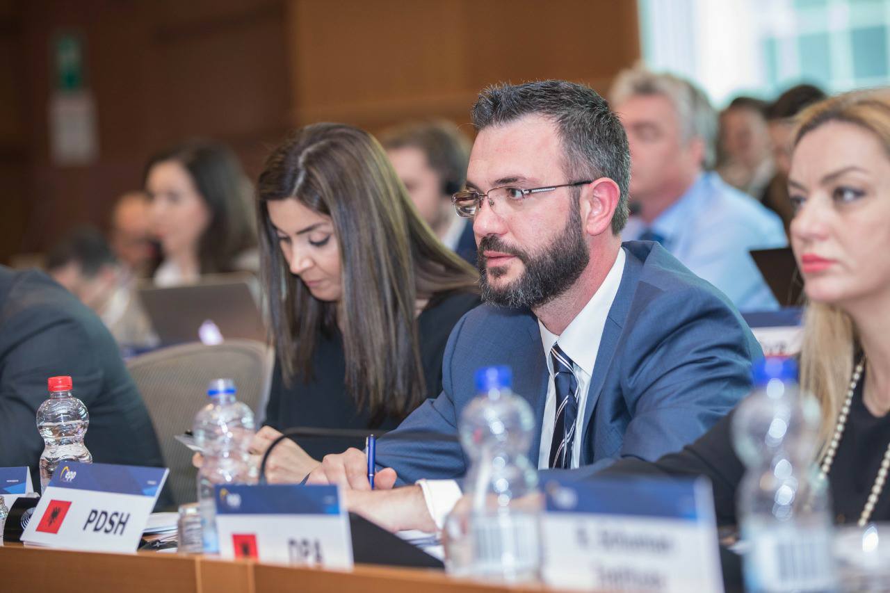 ‘Ringjallet’ Gert Bogdani! Shkon në Bruksel dhe “qahet” për Kukësin