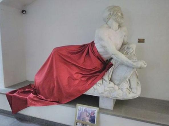 ”Mbathjet e Kuqe” ”Mbathjet e Kuqe”