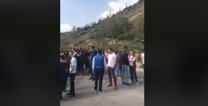 PD zhvendos protestën në Surrel, i bllokon rrugën ekskortës së Ramës PD zhvendos protestën në Surrel, i bllokon rrugën ekskortës së Ramës