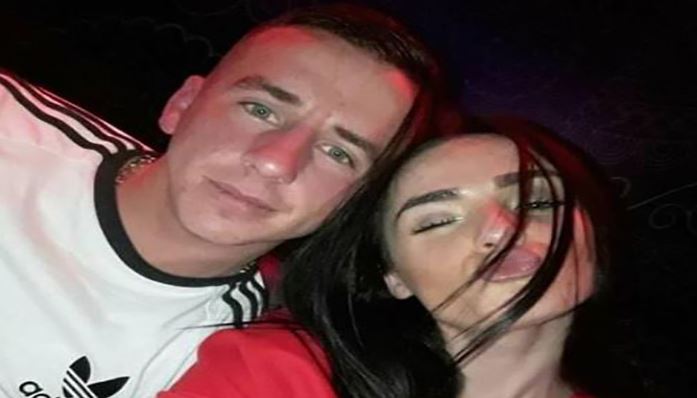 U vra nga policia gjatë tentativës për grabitje: Ja çfarë bën sot e dashura e tij për të! (Foto) U vra nga policia gjatë tentativës për grabitje: Ja çfarë bën sot e dashura e tij për të! (Foto)