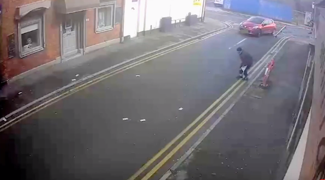 Grabiti bankë por sapo del jashtë dollarë i’a merr…. (Video) Grabiti bankë por sapo del jashtë dollarë i’a merr…. (Video)